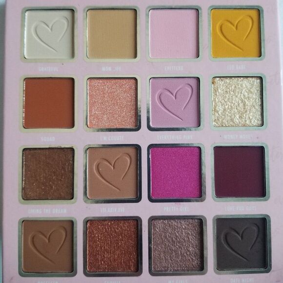 Beauty Creations Cosmetics - Bevettexo Eyes on me Shadow Palette - Picture 5 of 10